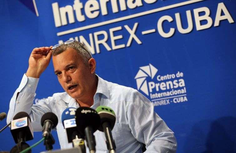 El secretario de la Comisión Nacional de Drogas de Cuba, Antonio Israel Ibarra, ofrece rueda de prensa el jueves 22 de junio, en La Habana. Ibarra informó que la isla interceptó hasta mayo pasado, en sus aguas y costas, el triple de la droga capturada en el primer semestre de 2016. Foto: Alejandro Ernesto / EFE.