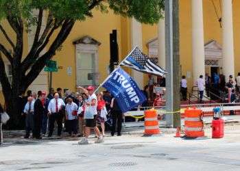 Cubanos abandonan el teatro Manuel Artime hoy, viernes 16 de junio, tras asistir al discurso y firma del presidente Trump a la orden ejecutiva para modificar la política estadounidense hacia Cuba. Foto: Stephanie Harrisson / EFE.