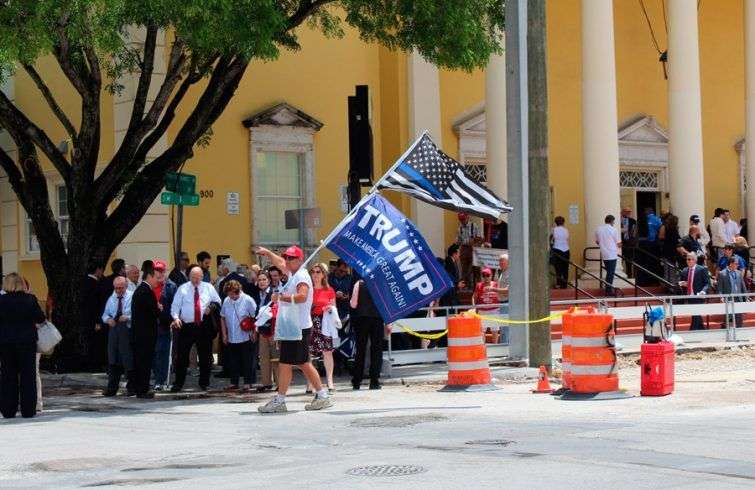 Cubanos abandonan el teatro Manuel Artime hoy, viernes 16 de junio, tras asistir al discurso y firma del presidente Trump a la orden ejecutiva para modificar la política estadounidense hacia Cuba. Foto: Stephanie Harrisson / EFE.