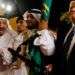 Trump en el baile tradicional con espadas con el rey de Arabia Saudita. Foto: Jonathan Ernst / Reuters (Detalle).