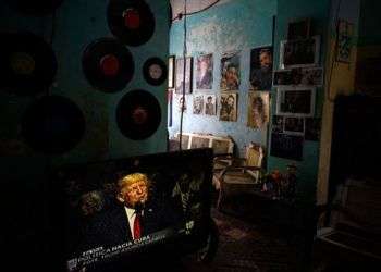 El discurso de Donald Trump este viernes en Miami, visto en una casa en La Habana. Foto: Ramón Espinosa / AP.