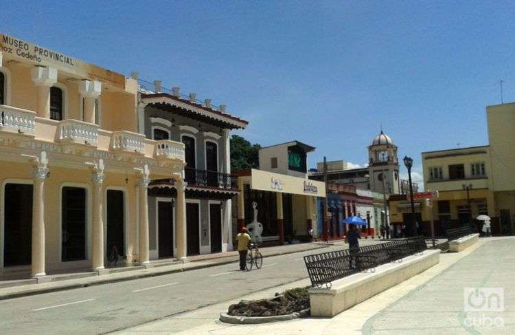 La Plaza de la Revolución de Bayamo, en el mismo centro de la ciudad, ahora sin árboles. Foto: Eric Caraballoso Díaz.