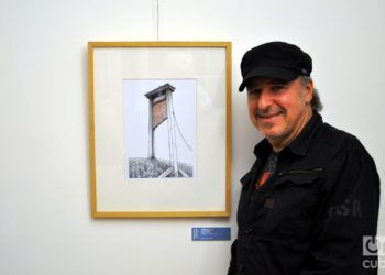 Ángel Boligán ante su obra premiada El muro de Trump, en la 19 edición del PortoCartoon World Festival. Foto: Francisco Puñal Suárez.