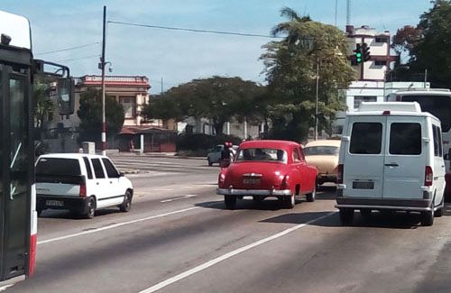 Ella pudo fotografiar el automóvil con su celular y anotar el número de la matrícula.