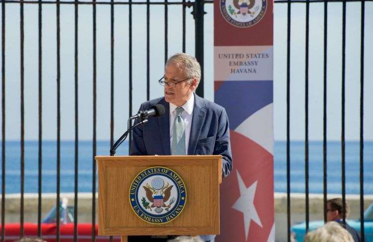 DeLaurentis, uno los diplomáticos que encabezó la apertura de la embajada de Estados Unidos en Cuba, fue sustituido. Foto tomada de Council on Hemispheric Affairs.