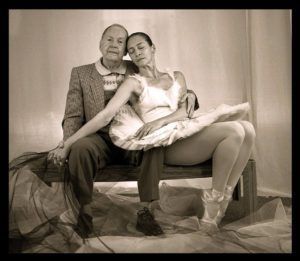 Fernando Alonso, fundador del Ballet Nacional de Cuba, posó con Charín, en su estudio durante su visita a Miami mediados de los noventa. Foto tomada del Nuevo Herald.
