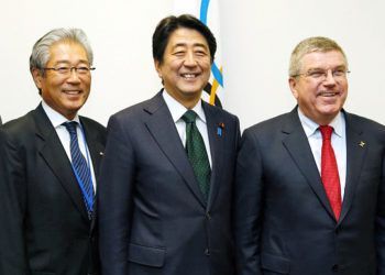 Presidente del Comité Olímpico de Japón, Tsunekazu Takeda, junto al primer ministro Shinzo Abe y el presidente del Comité Olímpico Internacional, Thomas Bach. Foto: The Asahi Shimbun / Getty Images.