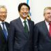 Presidente del Comité Olímpico de Japón, Tsunekazu Takeda, junto al primer ministro Shinzo Abe y el presidente del Comité Olímpico Internacional, Thomas Bach. Foto: The Asahi Shimbun / Getty Images.