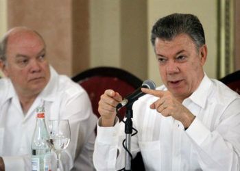 El presidente de Colombia, Juan Manuel Santos (d), junto a Rodrigo Malmierca, ministro cubano de Comercio e Inversión Extranjera, en el foro de negocios en el Hotel Nacional de Cuba. Foto: Ernesto Mastrascusa / EFE.