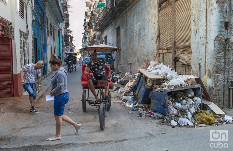 Basura en las calles de La Habana. Foto: Otmaro Rodríguez.