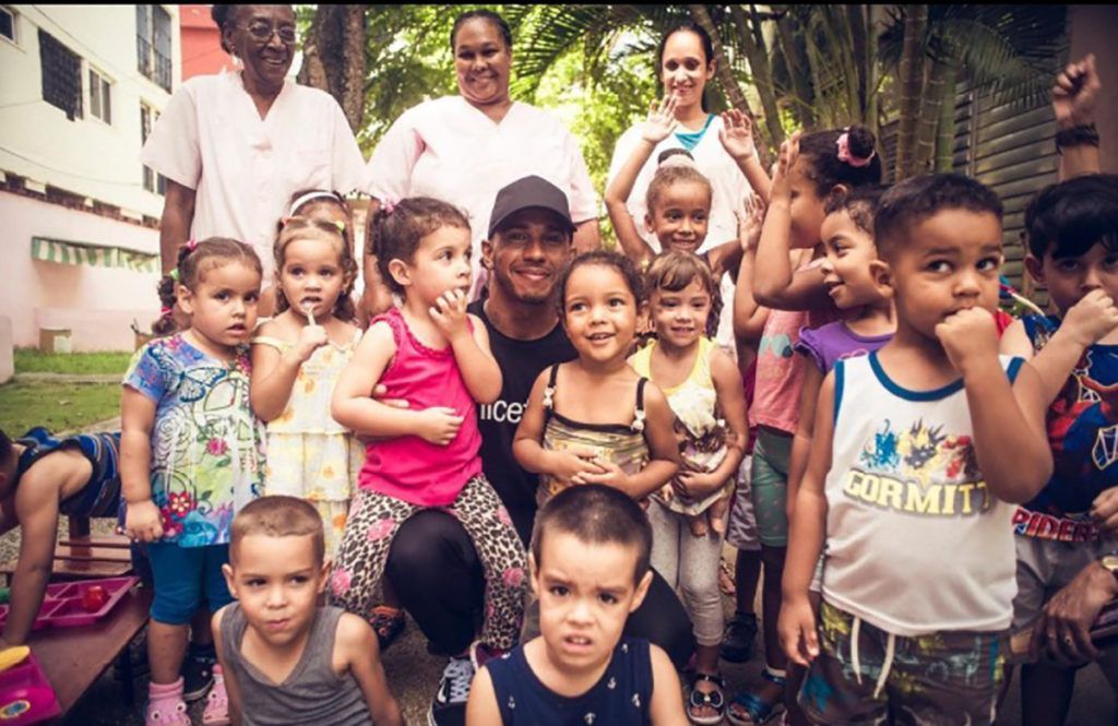Lewis Hamilton en su visita a la Isla. Foto de Instagram de Lewis Hamilton.
