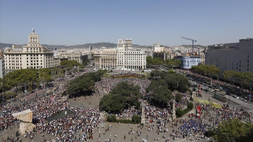 Minuto de silencio en Plaza Cataluña. Foto: Albert Beltrán.