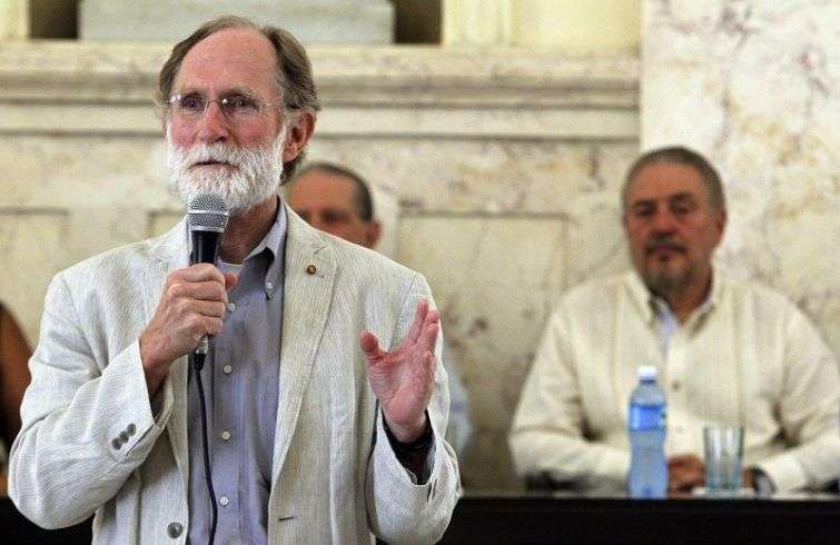 El Nobel de Química en 2003, Peter Courtland Agre, ofrece un discurso durante una ceremonia en la que se le otorgó la condición de Miembro Correspondiente de la Academia de Ciencias de Cuba. Foto: Ernesto Mastrascusa / EFE.