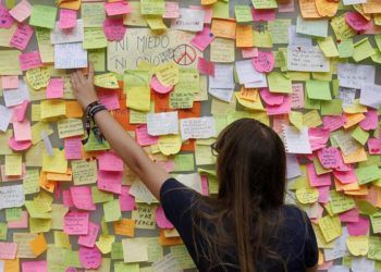 Mensajes de apoyo en La Rambla de Barcelona a las víctimas de los atentados. Foto: Alberto Estévez / EFE.