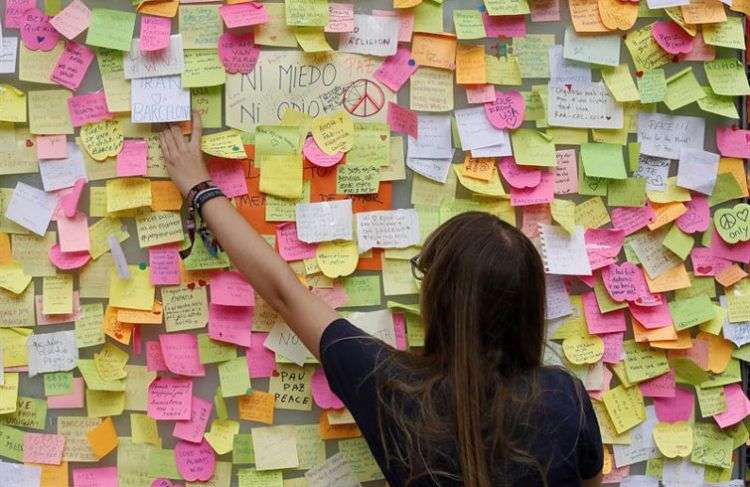 Mensajes de apoyo en La Rambla de Barcelona a las víctimas de los atentados. Foto: Alberto Estévez / EFE.