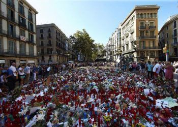 Cientos de personas se congregan en Las Ramblas de Barcelona, en el mosaico de Miró, en apoyo y recuerdo a las víctimas del atentado del pasado jueves. Foto: Alejandro García / EFE.