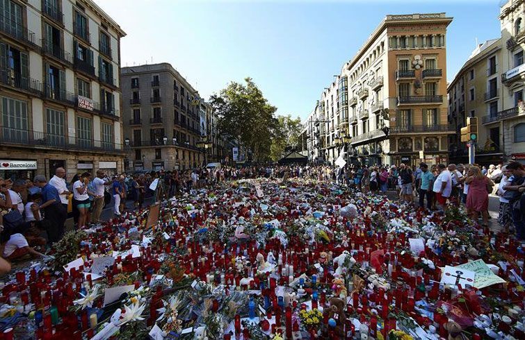 Cientos de personas se congregan en Las Ramblas de Barcelona, en el mosaico de Miró, en apoyo y recuerdo a las víctimas del atentado del pasado jueves. Foto: Alejandro García / EFE.