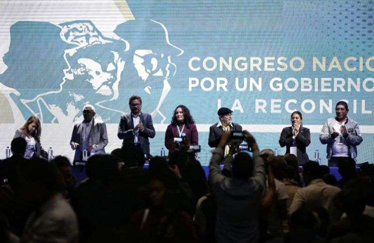 Celebración del congreso de las FARC en Bogotá, presidido por Rodrigo Londoño, alias Timochenko (tercero de derecha a izquierda), máximo líder de la agrupación guerrillera. Foto: El Heraldo.
