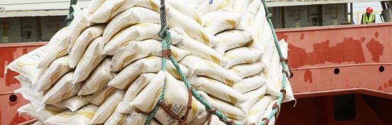 Descarga de arroz. Foto tomada de sitio de la Embajada de Angola.