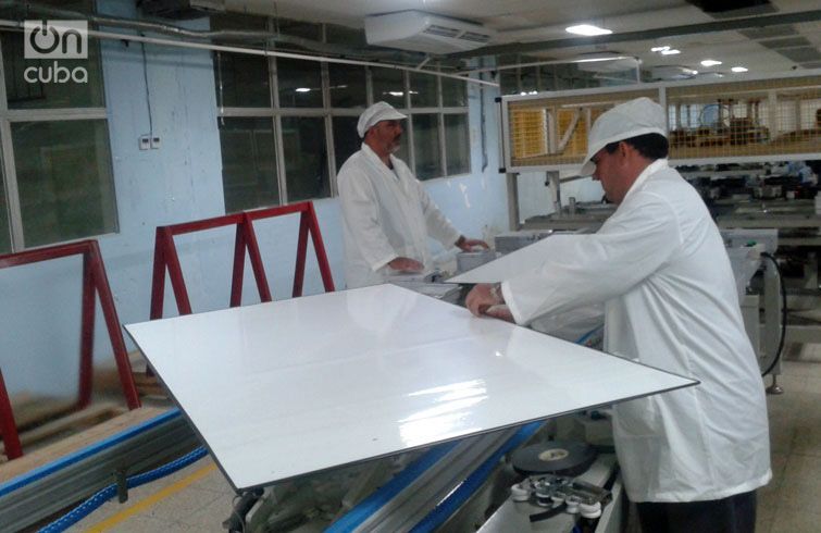 Fabricación de paneles solares en la Empresa de Componentes Electrónicos “Ernesto Che Guevara” de Pinar del Río. Foto: Eric Caraballoso Díaz.