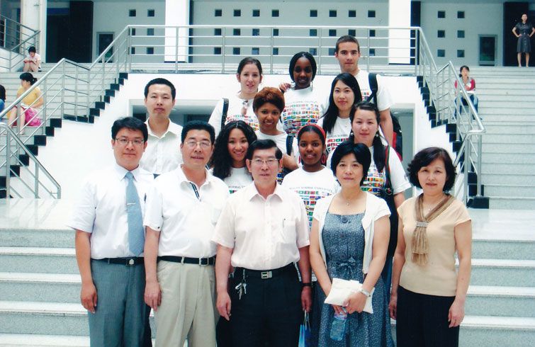 Patricia with her professors and classmates in Tianjin. Photo: Courtesy of Patricia Zulueta Bravo.