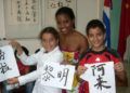 Patricia con dos alumnos suyos en el Instituto Confucio de La Habana. Foto: Cortesía de Patricia Zulueta Bravo.