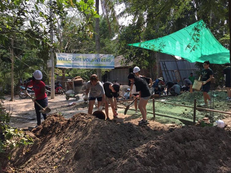 Doing community work with her students from the St. Paul American School. Photo: Courtesy of Patricia Zulueta Bravo.