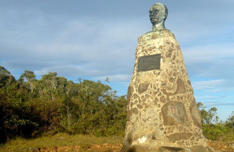 Busto de José Martí en la cima del Pico Turquino. Foto: Rafael Cruz.