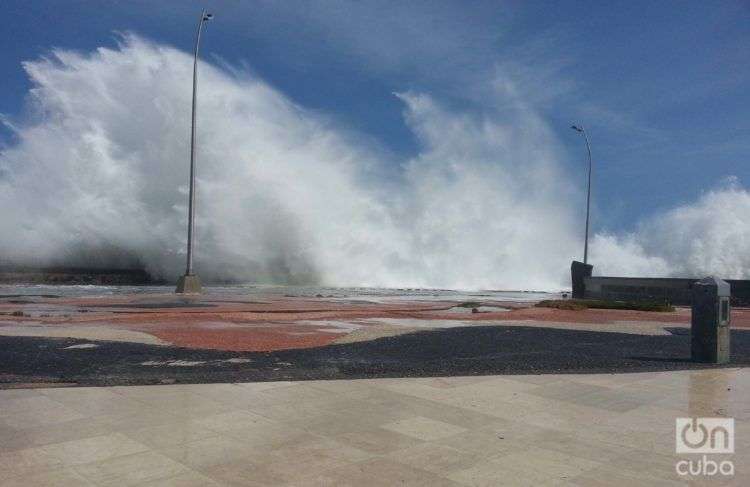 Las olas de Irma en el malecón habanero. Foto: Eduardo González Martínez.
