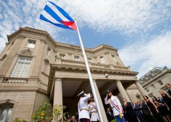 Izado de la bandera cubana en la embajada de Washington. Foto: Andrew Harnik / AP.