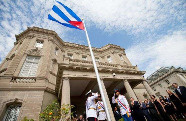 Izado de la bandera cubana en la embajada de Washington. Foto: Andrew Harnik / AP.