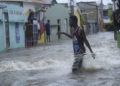 Un joven camina por una calle inundada hoy, jueves 7 de septiembre, en Santiago de los Caballeros (República Dominicana).Foto:Luis Tavarez / EFE.