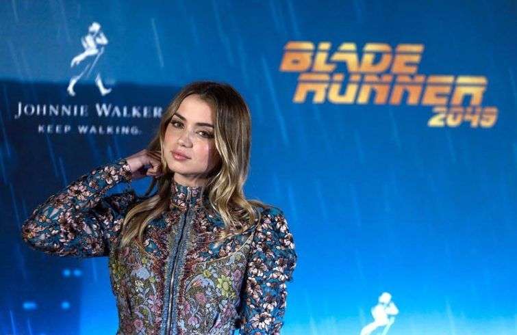 Ana de Armas durante la presentación en Madrid de "Blade Runner 2049", secuela de la obra maestra de Ridley Scott que transcurre 30 años después de la original y en la que Harrison Ford vuelve a ponerse en la piel del cazador de replicantes Rick Deckard. Foto: Emilio Naranjo / EFE.