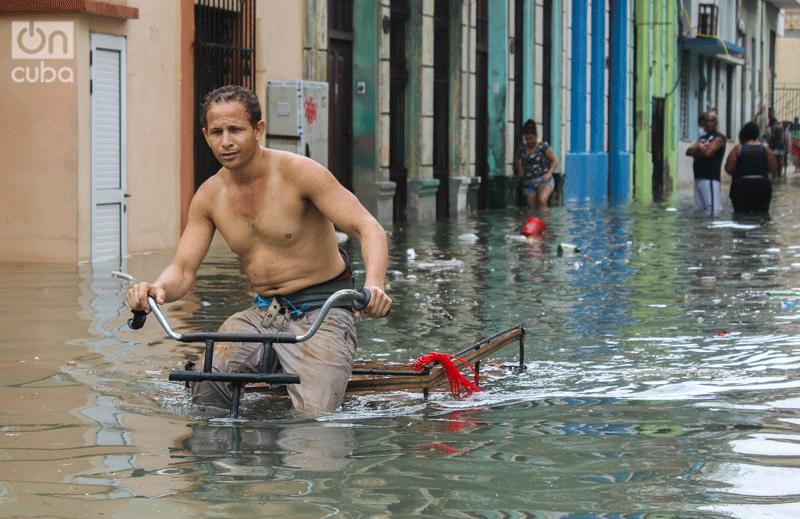 Centro Habana was one of the zones most damaged by the strong winds and coastal floods. Photo: Claudio Pelaez Sordo.