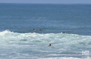 Los surfistas de Cojímar. Foto: Otmaro Rodríguez.