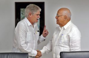 El ministro de Asuntos Exteriores y de Cooperación de España, Alfonso Dastis (izquierda), y el vicepresidente y ministro de Economía cubano, Ricardo Cabrisas se reúnen este miércoles en La Habana. Foto: Alejandro Ernesto / EFE.