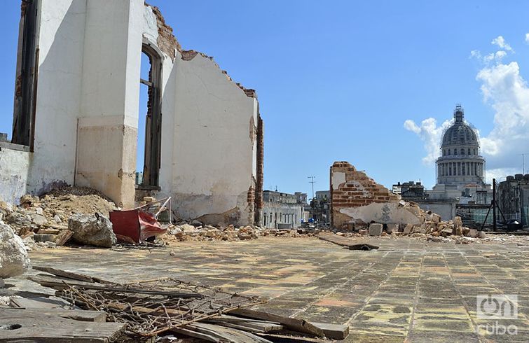 Techo del edificio en pésimas condiciones constructivas donde ocurrió el derrumbe de la calle Galiano. Foto: Otmaro Rodríguez.
