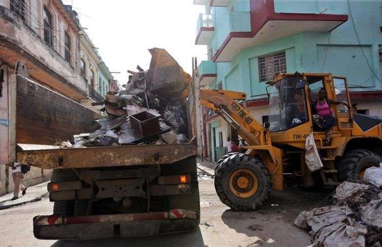 Obreros remueven con maquinaria pesada los escombros generados por el paso del huracán Irma. Imagen del martes 12 de septiembre de 2017, en La Habana. Foto: Alejandro Ernesto / EFE.