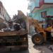Obreros remueven con maquinaria pesada los escombros generados por el paso del huracán Irma. Imagen del martes 12 de septiembre de 2017, en La Habana. Foto: Alejandro Ernesto / EFE.