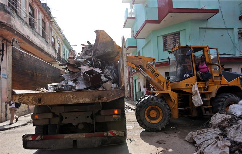 Obreros remueven con maquinaria pesada los escombros generados por el paso del huracán Irma. Imagen del martes 12 de septiembre de 2017, en La Habana. Foto: Alejandro Ernesto / EFE.