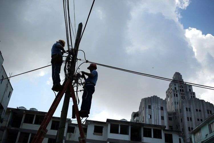 Obreros trabajan en la rehabilitación de las redes telefónicas en las zonas afectadas por el paso del huracán Irma, hoy miércoles, 13 de septiembre, en la Habana. Foto: Alejandro Ernesto / EFE.