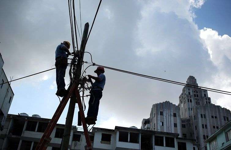 Obreros trabajan en la rehabilitación de las redes telefónicas en las zonas afectadas por el paso del huracán Irma, hoy miércoles, 13 de septiembre, en la Habana. Foto: Alejandro Ernesto / EFE.