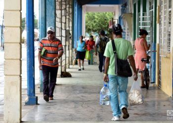 En provincias más alejadas aún de Irma, como Villa Clara, comenzaron labores de limpieza y las personas toman medidas y se apertrechan de alimentos. Foto: Iris C. Mujica.