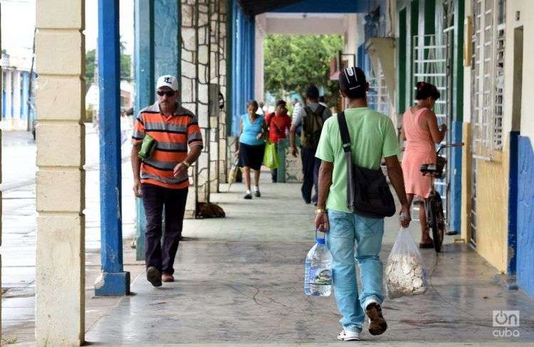 En provincias más alejadas aún de Irma, como Villa Clara, comenzaron labores de limpieza y las personas toman medidas y se apertrechan de alimentos. Foto: Iris C. Mujica.