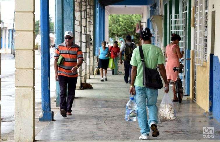 En provincias más alejadas aún de Irma, como Villa Clara, comenzaron labores de limpieza y las personas toman medidas y se apertrechan de alimentos. Foto: Iris C. Mujica.
