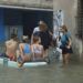 Turistas en medio de las inundaciones provocadas por el huracán Irma en La Habana. Foto: Otmaro Rodriguez