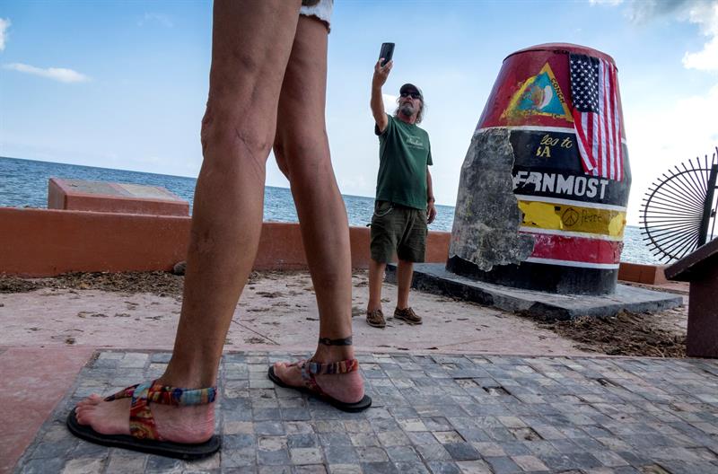 Un residente de Key West toma un selfie frente a la boya que marca el punto más austral de los EE.UU. después de que el huracán Irma golpeó los Cayos de Florida. Foto: Cristóbal Herrera / EFE.