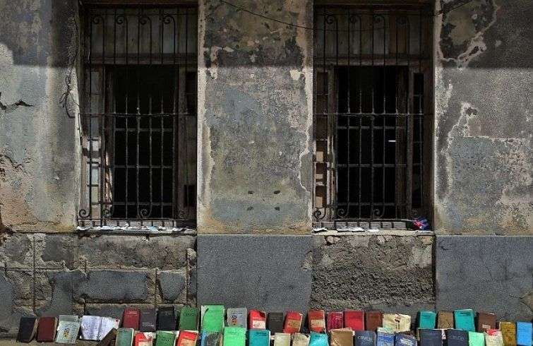 Libros al sol después de Irma. Foto: Alejandro Ernesto / EFE.