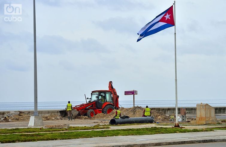 El malecón de La Habana se recupera luego del impacto del huracán Irma. Foto: Otmaro Rodríguez.