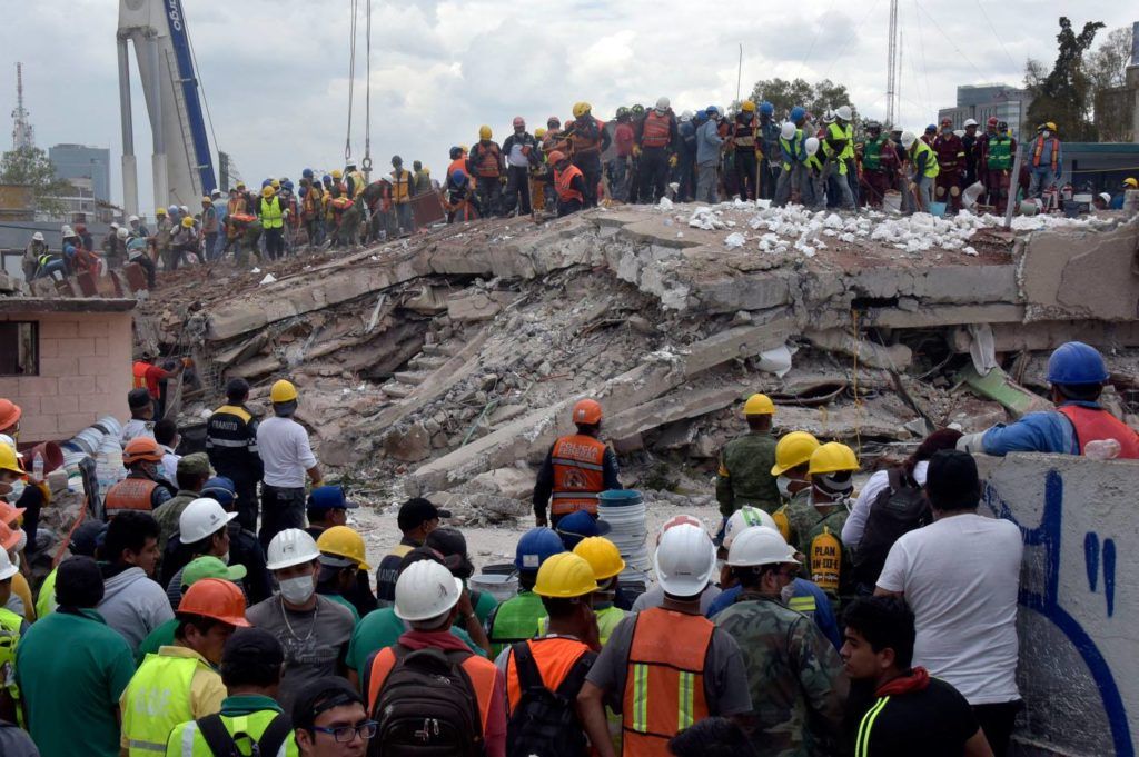 Los mexicanos se han organizado para las operaciones de recuperación y rescate. Foto: Desinformémonos.